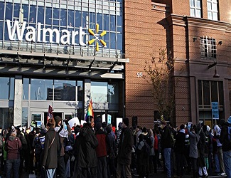 Yüzlerce kişi “Kara Cuma” alışverişini protesto etti.
