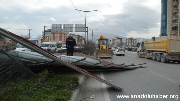 Bilecik’te etkili olan lodos nedeniyle çatılar uçtu, ağaçlar devrildi.