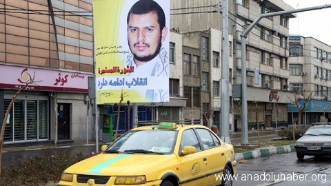 Tahran caddelerinde, Yemen Ensarullah Hareketi lideri Abdulmelik el-Husi’nin afişler asıldı.