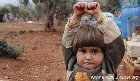 Suriyeli çocuk olmak; fotoğraf makinasını silah sandı, teslim olmak için ellerini kaldırdı