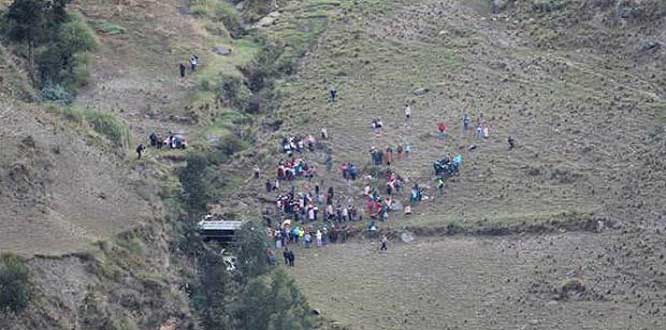 Öğrencileri taşıyan araç devrildi: 17 ölü