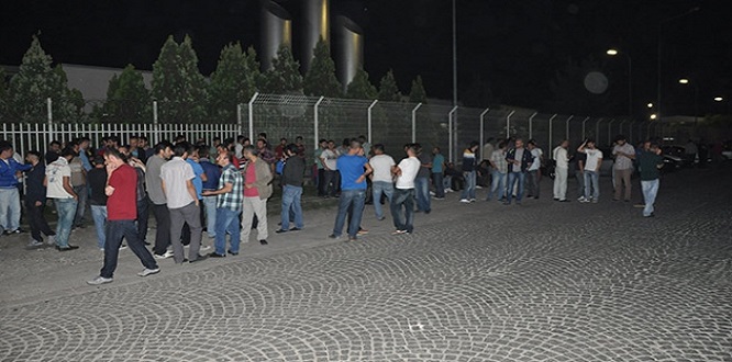 İşten çıkarılan işçiler fabrika önünde toplandı