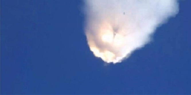 Falcon 9 insansız roketi havada infilak etti