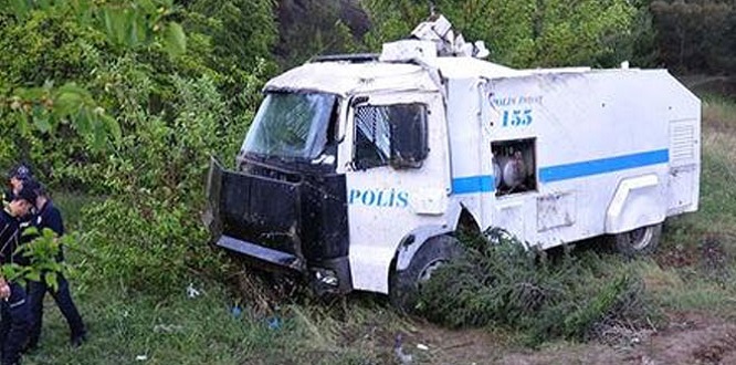 TOMA takla attı, 2 polis yaralandı