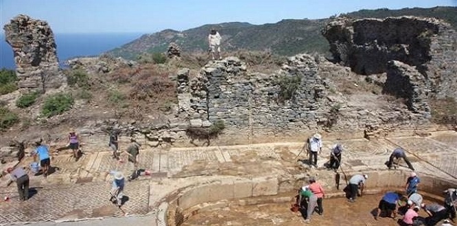 Antalya’da Antiocheia Cragum antik kentinde “Medusa” başı bulundu