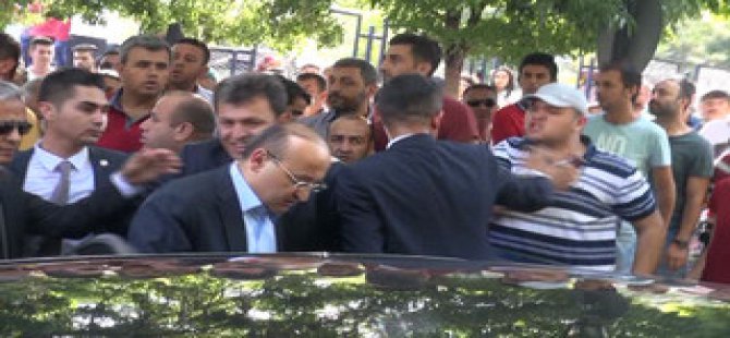 Yalçın Akdoğan Bingöl’deki şehit cenazesinde protesto edildi