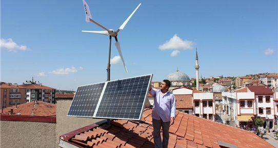 Güneş paneli ve rüzgar gülü ile kendi elektriğini üretiyor