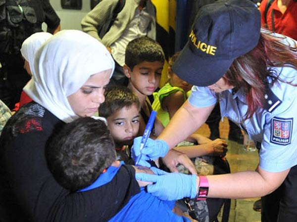 Çek polisi 200 Suriyeliyi göç treninden indirdi