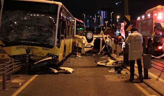 Metrobüs yolunda kaza; 5 ölü