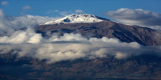 Munzur Dağı’na yılın ilk karı yağdı