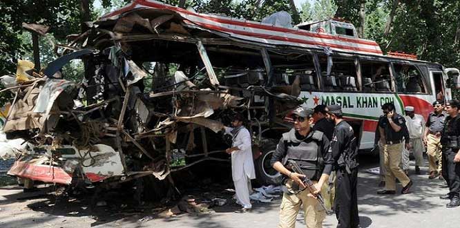 Pakistan’da otobüse bombalı saldırı: 10 ölü