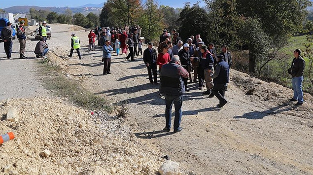 Alt geçit isteyen köylüler eylem yaptı