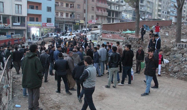 Hakkari’de yola barikat kuran teröristleri halk kovaladı