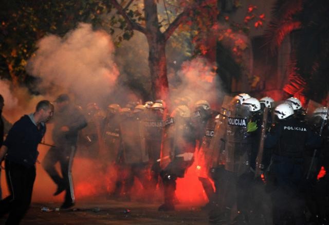 Yunanistan’da meydanlar savaş alanına döndü