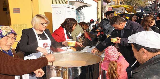 Fast Food’a ‘Hayır’ diyerek tarhana çorbası dağıttılar