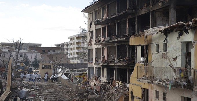 Diyarbakır’daki saldırıda hayatını kaybedenlerin sayısı 6’ya yükseldi