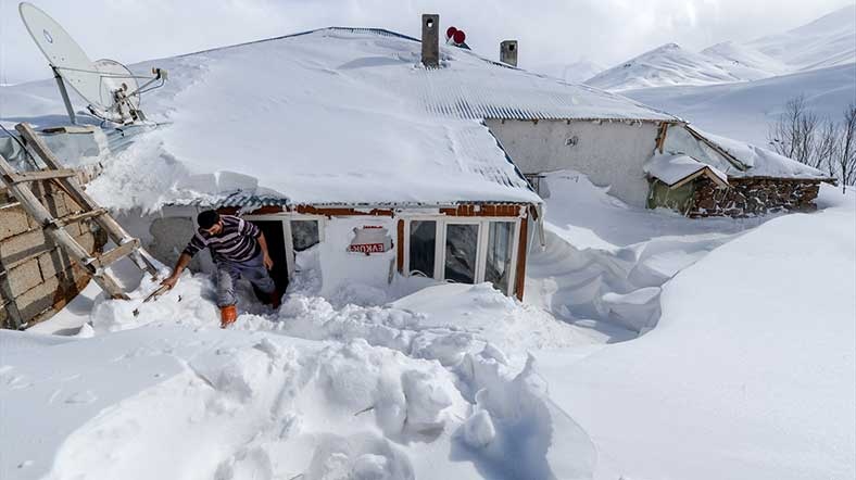 Kar kapıyı kapattı, eve pencereden giriyorlar