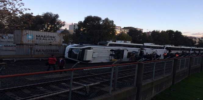 İzmir’de metro devrildi: 10’a yakın yaralı