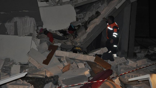 Gaziantep’te hasarlı bina çöktü