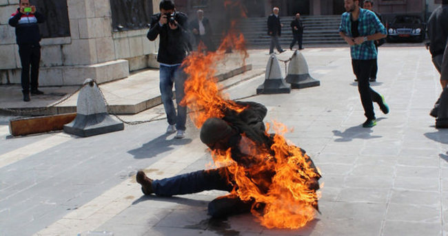 Protesto için kendini yaktı