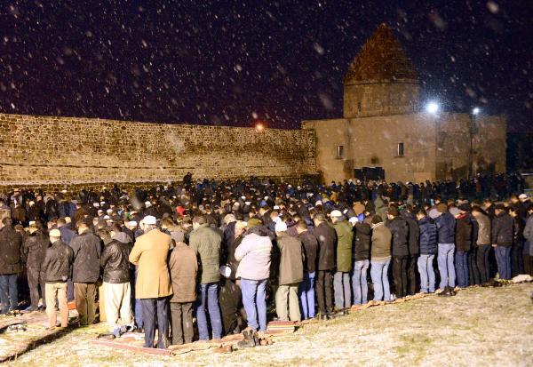 3 bin kişi kar altında ‘Kurtuluş yıl dönümü’ için saf tuttu