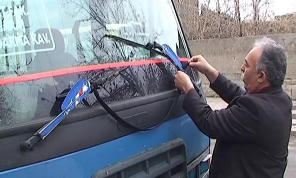 Kars’ta dolmuşçulardan teröre siyah kurdeleli tepki