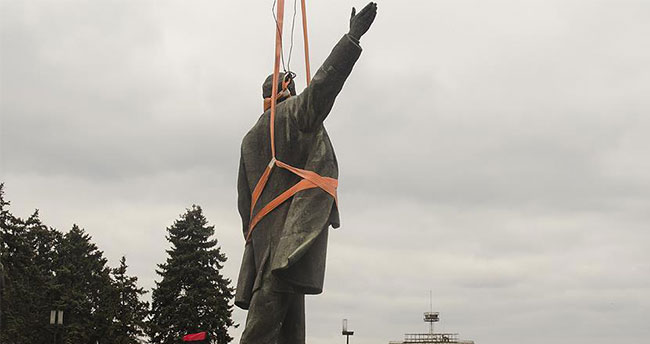 En büyük Lenin heykeli söküldü