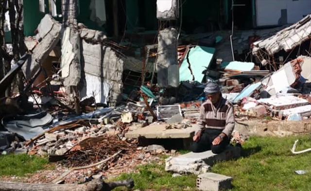 Evleri yıkılan vatandaşlar Enkaz üzerinde namaz kılıyorlar