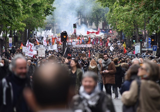 Fransız memur, işçi ve öğrenciler Macron’a karşı greve gitti, Paris’te çatışma çıktı