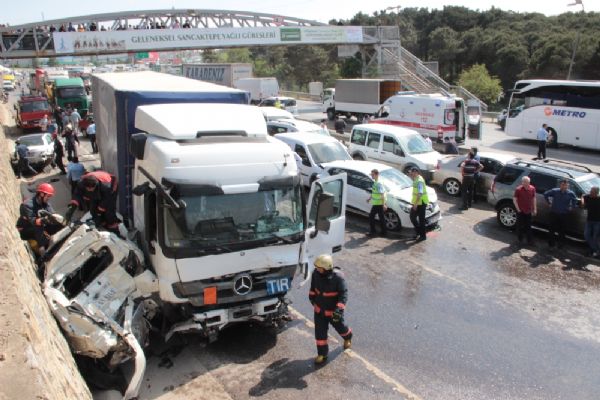 Kontrolden çıkan bir TIR zincirleme kazaya sebep oldu