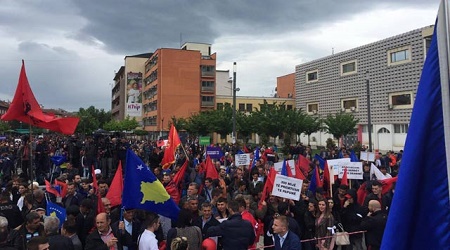 Kosova’da polis, hükümet binasını kuşatma altına aldı