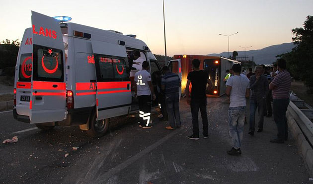 Askeri midibüs tır ile çarpıştı: 1 asker yaşamını yitirdi, 14 asker yaralandı