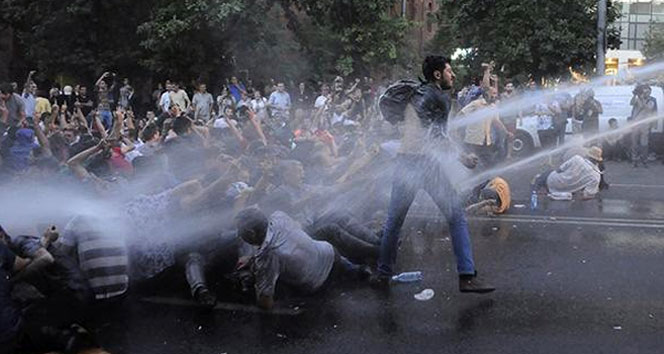 Ermenistan’da protesto: 60 yaralı