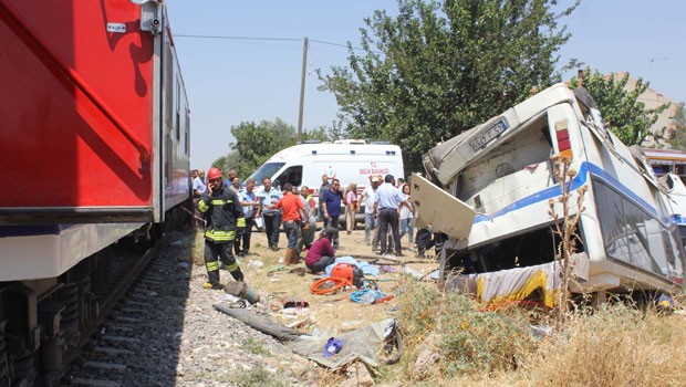 Niğde’de tren servis minibüsüne çarptı: 3 ölü 13 yaralı