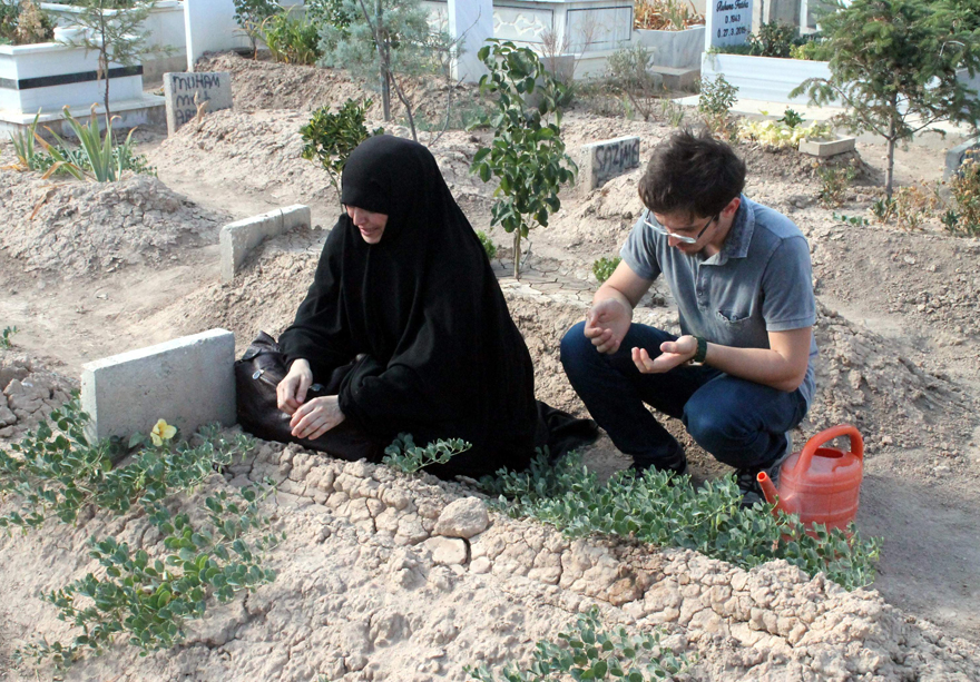 (ÖZEL HABER) ÖLÜMÜNE NEDEN OLDUĞU KİŞİNİN AİLESİNDEN 50 BİN TL ARABA MASRAFINI İSTEDİ KONYA’DA BİSİKLET SÜRÜCÜSÜNE ÇARPARAK ÖLÜMÜNE NEDEN OLAN LÜKS OTOMOBİLİN SAHİBİ, AVUKATLARI ARACILIĞI İLE MAHKEMEYE BAŞVURARAK ARACINDA MEYDANA GELEN 50 BİN LİRALIK HASARIN ÖLEN KİŞİNİN AİLESİNDEN İSTEDİ. HEM EŞİNİ KAYBEDEN HEM DE 50 BİN LİRALIK MASRAFI ÖDEMESİ İSTENEN MÜZEYYEN ÖZDEMİR, EŞİNİN MEZARI BAŞINDA GÖZYAŞLARINA BOĞULARAK ADALETİN YERİNİ BULMASINI İSTEDİKLERİNİ SÖYLEDİ. ACILI EŞ MÜZEYYEN ÖZDEMİR: "TAMAM 50 BİN LİRAYI VEREYİM. YALNIZ, EŞİMİ BAYRAM SABAHI GETİRSİNLER, ÇOCUKLARIM ON DAKİKA GÖRSÜN. BUNU YAPABİLİRLER Mİ?"