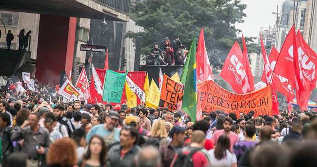 Brezilya’da halk sokakta