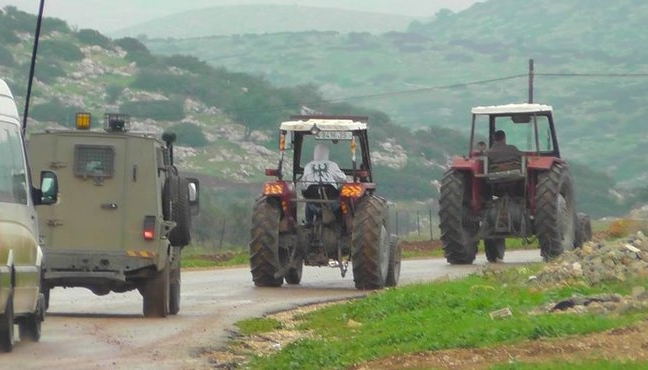 Alçak israil rejim askerleri Filistinlinin traktörüne el koydu