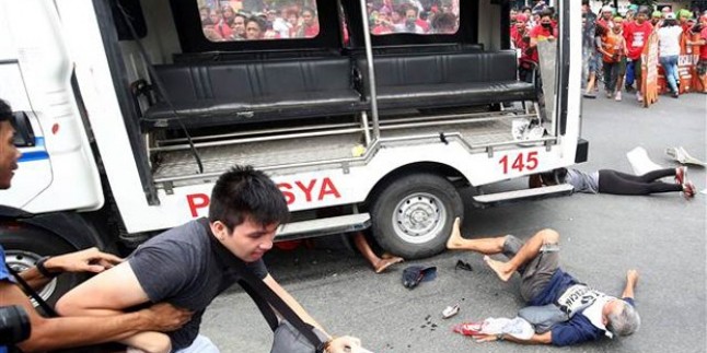 Filipinler’de polis aracı protestocuların arasına daldı