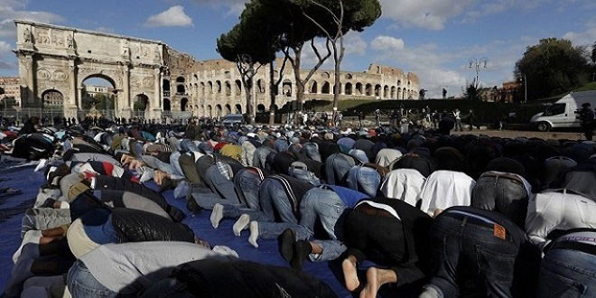 Roma’da Müslümanlar, protesto amacıyla dev Kolezyum’un önünde namaz kıldı