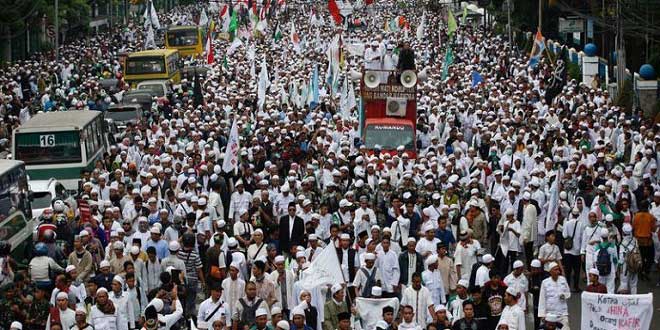 Endonezya’da Müslümanlar Kur’an’a Hakaret Eden Valiyi Protesto Etti