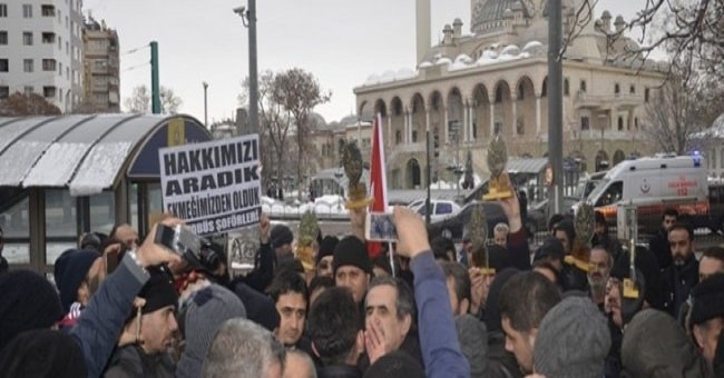 Haklarını istedikleri için işten atılan otobüs şoförleri 15 Temmuz plaketlerini iade etti