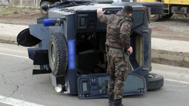 Zırhlı araç kazası; 12 asker yaralı