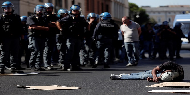 İtalya’da mültecilerin protestosu