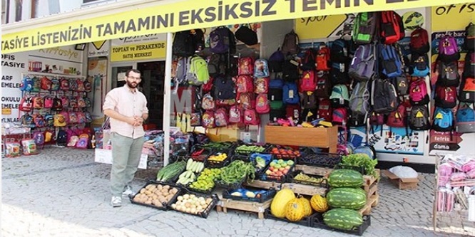 Kırtasiyeci Bekir Çelebi, Marketlere tepki olarak sebze-meyve satmaya başladı