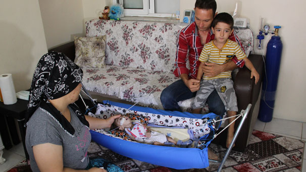 Günden güne eriyen minik Evren, kendisine uzanacak bir yardım eli bekliyor