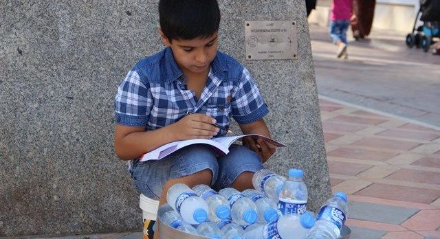 Babasının işsiz olması nedeniyle sokaklarda hem su satıyor hem ders çalışıyor
