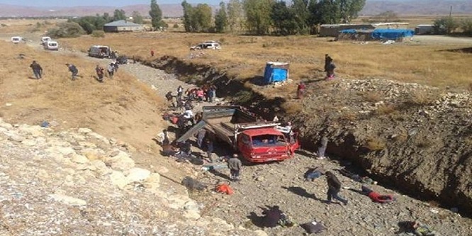 Hakkari’de kamyonet şarampole yuvarlandı: 65 göçmen yaralı