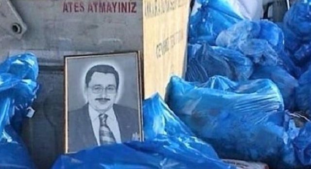 Melih Gökçek’in portresini çöpe attılar