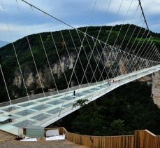 Çin’de en uzun cam köprü ziyarete açıldı