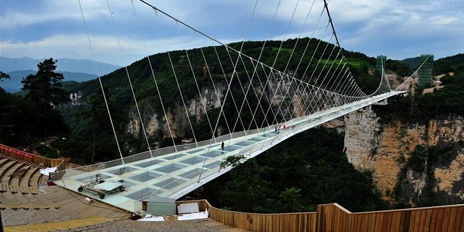 Çin’de en uzun cam köprü ziyarete açıldı